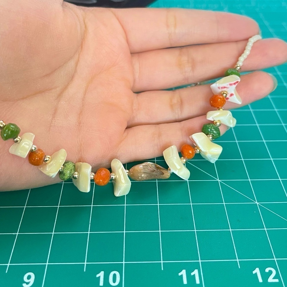 Shel beaded mother of pearl chunky gold tone necklace choker - Picture 6 of 7